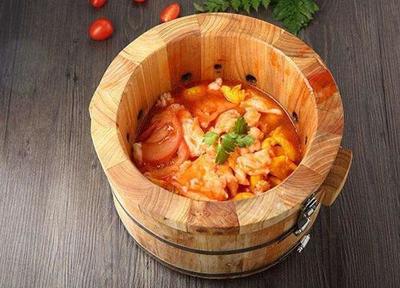 开火锅店哪个品牌好 开宇食天下九孔喷泉鱼火锅店本小利厚天天生意红火